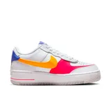 Zapatillas Nike Air Force 1 Shadow de mujer, color blanco con detalles en amarillo, fucsia y azul.