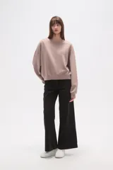 Buzo de manga larga color malva/rosado pálido, de corte holgado y cuello redondo.