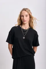 Remera negra de lanilla con corte oversize y mangas cortas.
