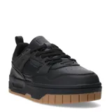 Zapatillas deportivas acordonadas color blanco con suela marrón.