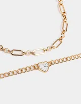 Set de dos chokers dorados con diferentes cadenas de eslabones. Uno de los chokers tiene un dije de reloj con forma de corazón.