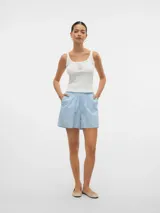 Short celeste con rayas verticales blancas, cintura elástica y bolsillos laterales.