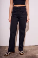 Pantalón de jean negro de corte wide leg y tiro medio.