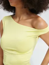 Top corto color amarillo, con escote asimétrico y un solo tirante ancho.