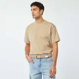 Remera beige de corte recto y cuello redondo.