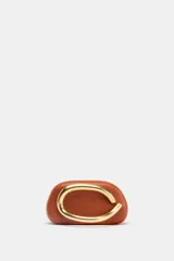 Bolso formato caja color marrón con cierre metálico dorado y asa de cadena dorada para usar como bandolera.