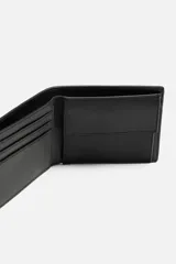 Billetera tipo cartera fabricada en piel color marrón oscuro. Cuenta con un compartimento para billetes, tres compartimentos para tarjetas, dos ranuras laterales y un monedero con cierre mediante clip.