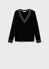 Jersey de punto fino color negro con cuello de pico y ribetes en contraste blanco en el cuello y puños. Diseño recto y manga larga.