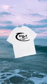 Remerón blanco con estampa negra de la marca Glassy, con la frase "Ride your own wave".