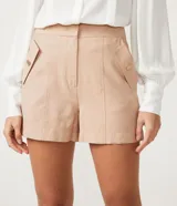 Short color beige de viscosa con cintura alta, solapa con botones y bolsillos laterales.