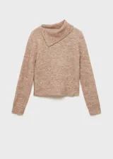 Sweater color beige de tejido de punto, con cuello solapa alto y mangas largas.