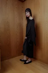 Poncho negro de seda lavada con cuello redondo y mangas cortas.