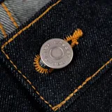 Short de jean negro con tachas plateadas, corte recto y tiro medio.