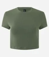 Blusa cropped de manga corta color verde militar, con cuello redondo y confeccionada en algodón certificado BCI.