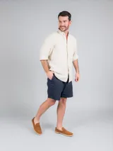 Mocasín de cuero color marrón claro con suela de yute.