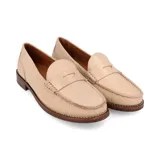 Mocasín de cuero color beige con suela marrón.