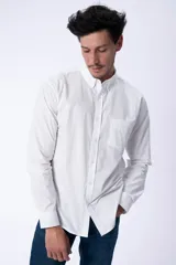 Camisa blanca de manga larga, corte clásico, con cuello abotonado y bolsillo en el pecho.