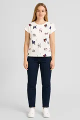 Remera marrón con estampado de ramas, corte holgado y mangas cortas.