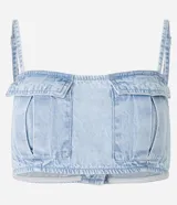 Top corto de jean celeste con breteles finos ajustables, escote recto, bolsillos delanteros con solapa y cierre trasero con botones.