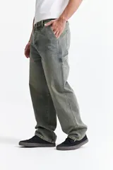 Pantalón jean celeste de corte carpenter, tiro medio, con presillas para cinturón y bolsillos laterales.