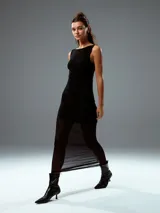 Vestido negro ajustado al cuerpo, de largo midi y sin mangas.