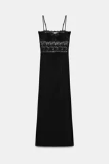 Vestido midi negro de tirantes finos, con corpiño estructurado y detalle de encaje negro en la parte superior.