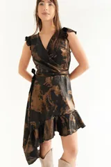 Vestido corto negro con estampado abstracto en color bronce, escote en V, mangas cortas con volados, falda asimétrica con volados y lazo en la cintura.