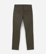 Pantalón de vestir marrón, de corte skinny, con bolsillos laterales y traseros. Se ajusta a la cintura con cinturón de cuero marrón.