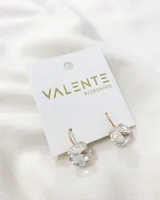 Par de caravanas colgantes con gancho dorado y dije de cristal facetado transparente.