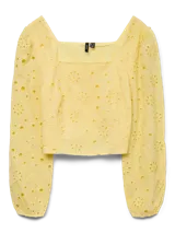 Blusa corta color amarillo pálido con bordado calado, cuello cuadrado y mangas abullonadas largas.