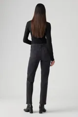 Pantalón de jean de tiro alto, corte recto y color gris oscuro.