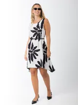 Vestido corto tipo musculosa con estampado de hojas de palmera en blanco y negro, con corte asimétrico.
