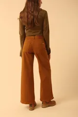Pantalón de jean verde militar, corte recto, con costuras en color ocre.