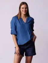 Blusa de lyocell azul, marca Alex & Parker, con cuello a la base y escote en V. Manga ¾ con terminación fruncida.