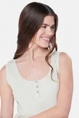 Musculosa lisa color lila en tela rib con botones a presión y corte relajado.