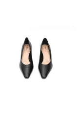 Zapato de cuero negro con punta elegante, ligeramente espigada, y taco cuadrado de madera.