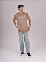 Musculosa verde militar con cuello redondo y estampado frontal con la leyenda "Street Culture" en letras blancas.