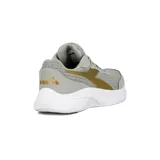 Championes deportivos Diadora modelo Eagle 5, color gris claro con detalles en dorado metálico en el logo lateral. Presentan una capellada de malla transpirable y una suela blanca gruesa.