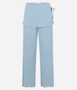 Pantalón celeste de corte recto, cintura alta, con canesú sobrepuesto y lazo lateral.