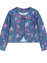 Campera corta de gabardina color azul con estampado floral en tonos rosa, naranja y verde. Tiene cuello redondo, mangas largas y cierre frontal con dos botones.