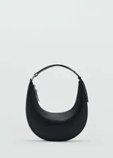 Bolso tipo hobo de cuero sintético negro con forma de media luna y cierre superior con cremallera.