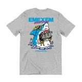 Remera gris con estampado en la espalda de un tiburón azul con anteojos de sol, mordiendo un neumático.