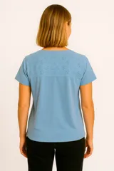 Remera gris con detalle de bordado calado en cuello y mangas cortas.