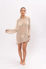 Vestido corto de hilo color beige, tejido con red calada y mangas largas.