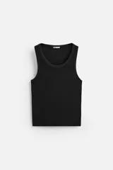 Musculosa negra ajustada al cuerpo, con cuello redondo y sisas amplias.