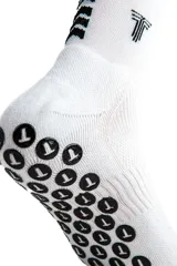 Medias deportivas blancas con logo de la marca en el puño y detalles antideslizantes en la planta del pie.