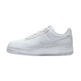 Zapatillas urbanas Nike Air Force 1 07, color blanco, con logo Swoosh en los laterales y suela de goma.