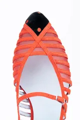 Bailarinas de piel bicolor, con pulsera y múltiples calados. La parte delantera lleva una rejilla transparente roja. La punta y el talón son de terciopelo de seda negro con lunares rojos.