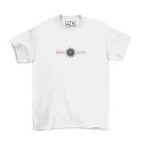 Remera blanca de algodón con estampa en la espalda con el logo de República Emexem en negro y rojo.