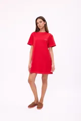 Vestido rojo de corte recto, con cuello redondo y mangas cortas.
